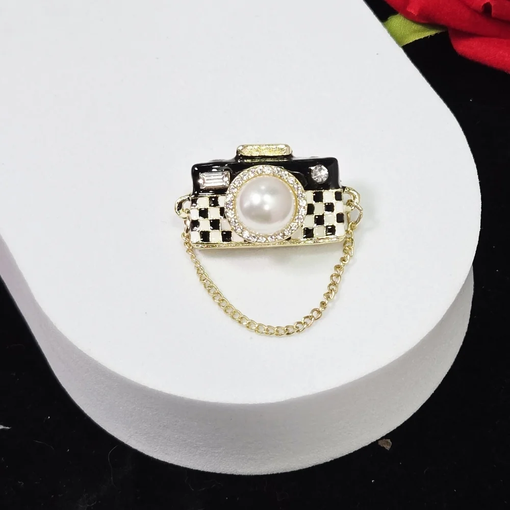 Vintage Camera Brooch Retro Photography Pin Gold Rhinestone Pearl
